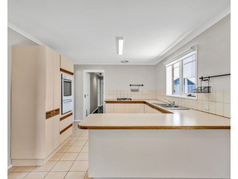 1/4 Blueberry Close, Cranbourne North VIC 3977