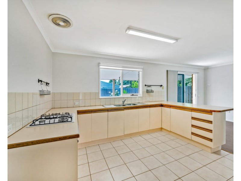 1/4 Blueberry Close, Cranbourne North VIC 3977