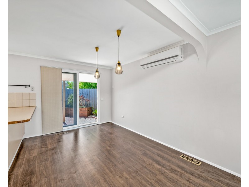 1/4 Blueberry Close, Cranbourne North VIC 3977
