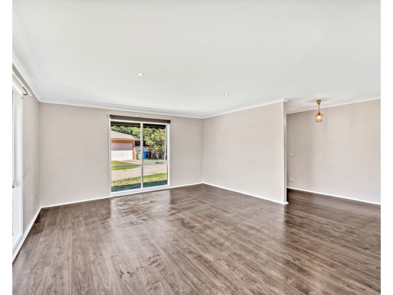1/4 Blueberry Close, Cranbourne North VIC 3977