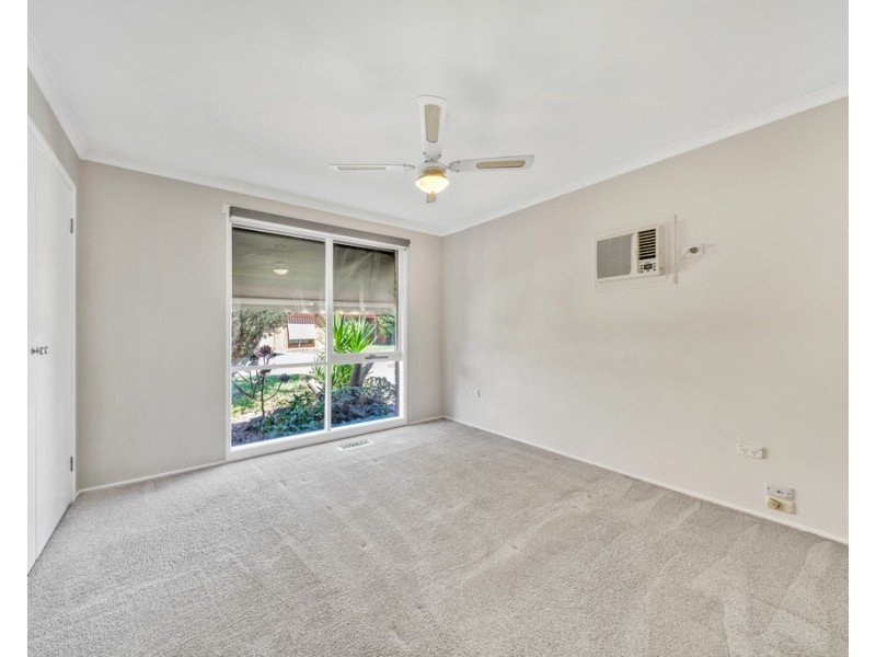 1/4 Blueberry Close, Cranbourne North VIC 3977