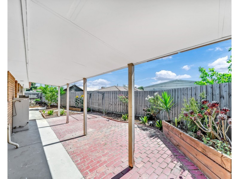 1/4 Blueberry Close, Cranbourne North VIC 3977