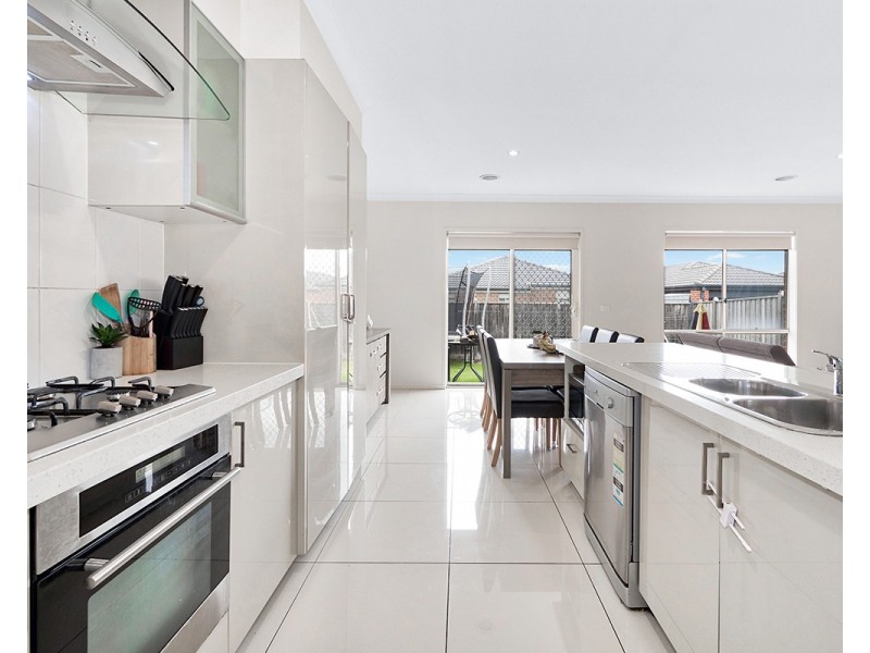 14 Lemon Grove, Cranbourne West VIC 3977