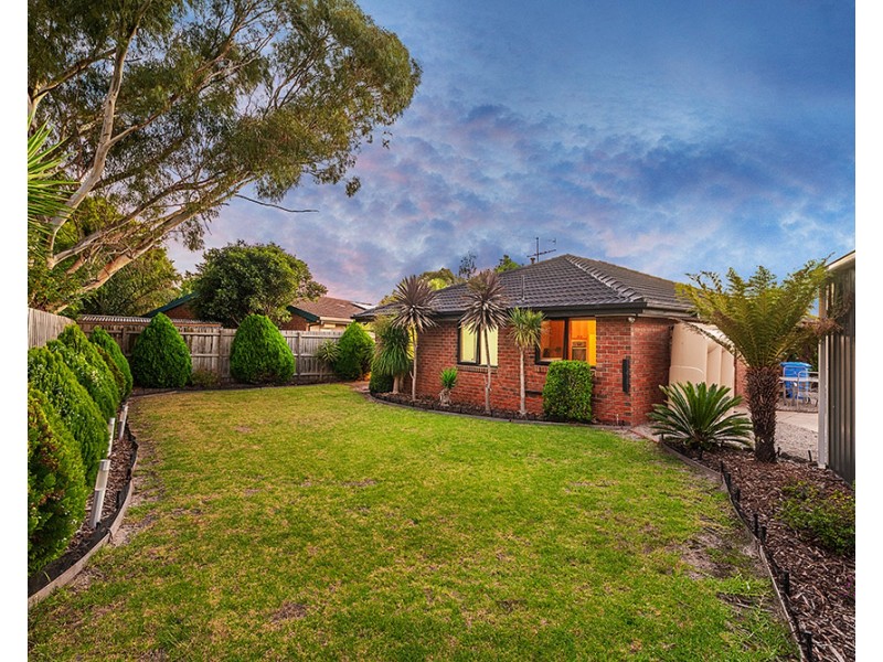17 Rowen Court, Cranbourne North VIC 3977