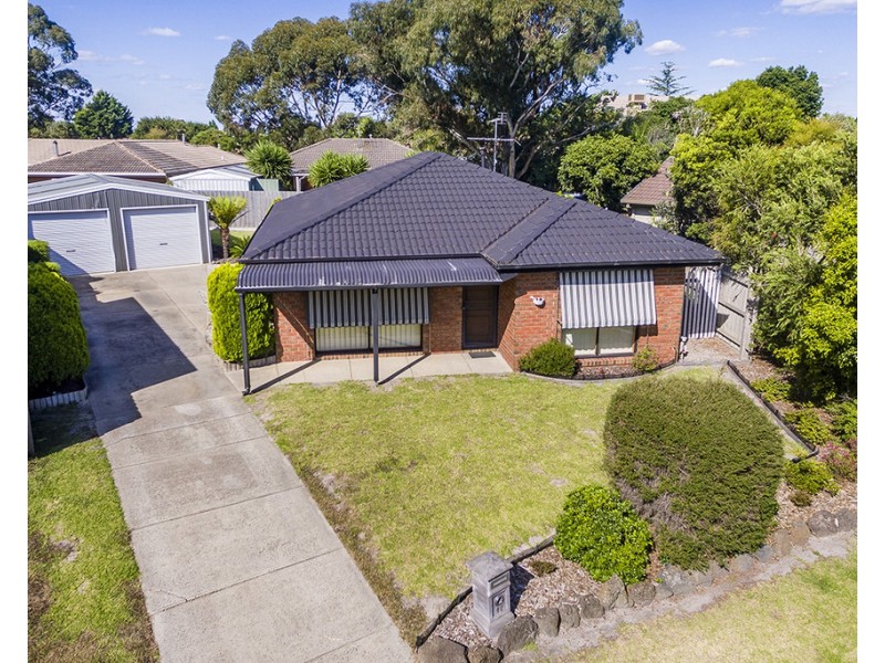 17 Rowen Court, Cranbourne North VIC 3977