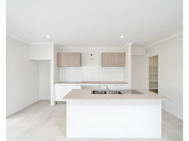 25 Seahawk Crescent, Clyde North VIC 3978