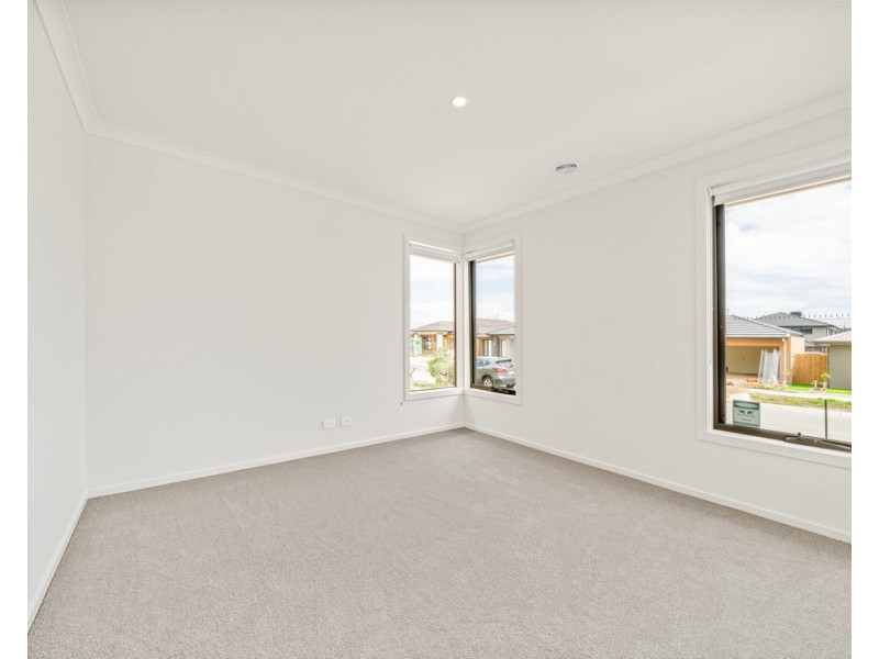 25 Seahawk Crescent, Clyde North VIC 3978