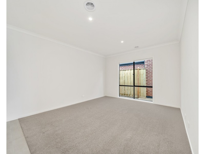 25 Seahawk Crescent, Clyde North VIC 3978