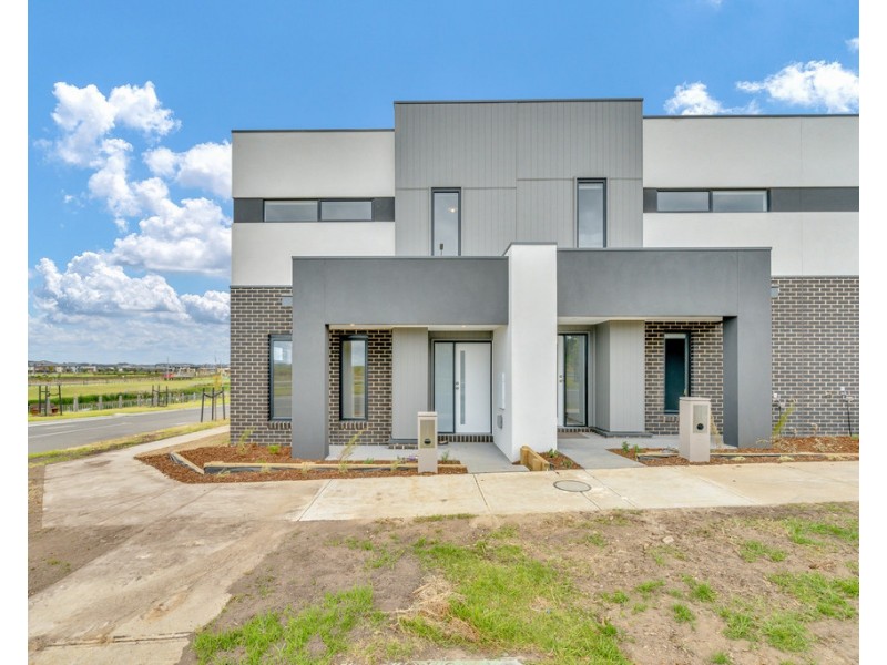 1 Talmalmo Lane, Clyde North VIC 3978