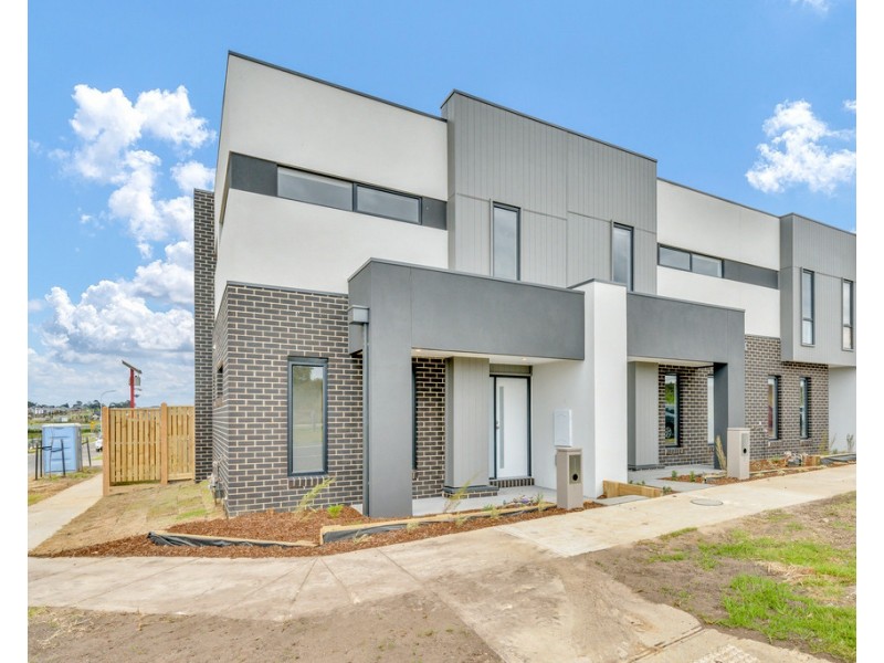 1 Talmalmo Lane, Clyde North VIC 3978