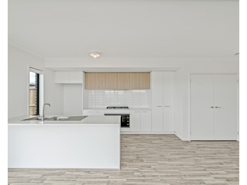 1 Talmalmo Lane, Clyde North VIC 3978