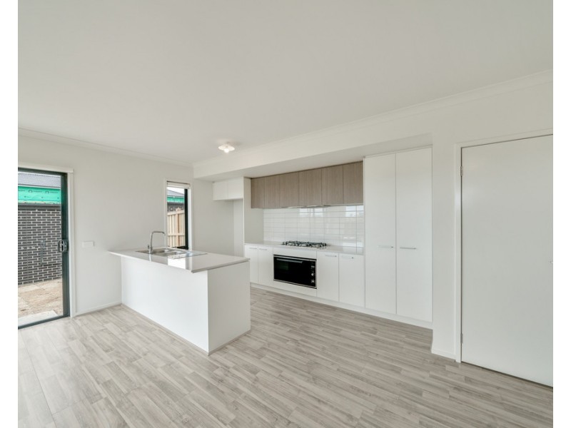 1 Talmalmo Lane, Clyde North VIC 3978