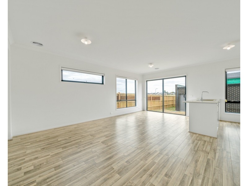 1 Talmalmo Lane, Clyde North VIC 3978