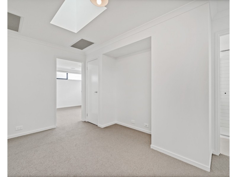 1 Talmalmo Lane, Clyde North VIC 3978