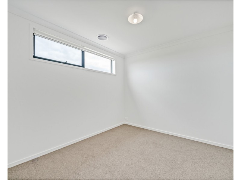 1 Talmalmo Lane, Clyde North VIC 3978