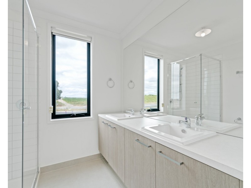 1 Talmalmo Lane, Clyde North VIC 3978