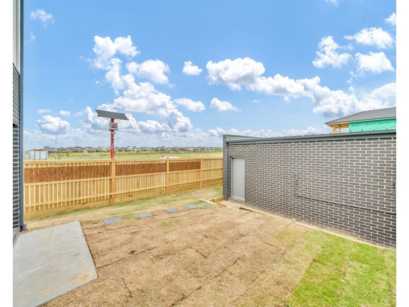1 Talmalmo Lane, Clyde North VIC 3978