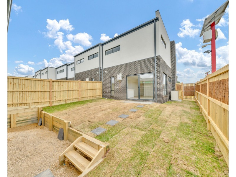 1 Talmalmo Lane, Clyde North VIC 3978