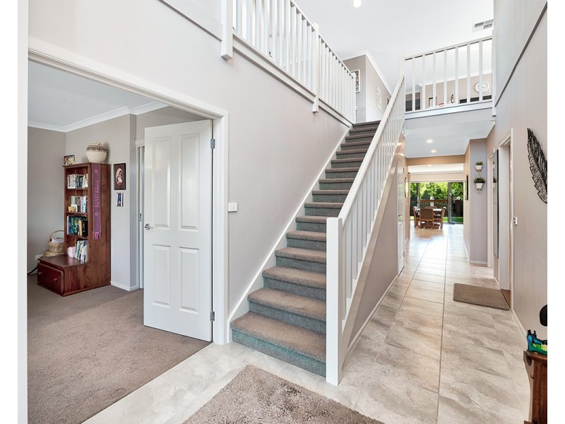 14 Burford Way, Cranbourne North VIC 3977