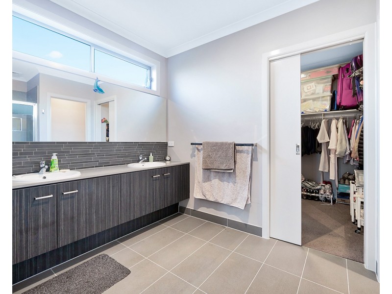 14 Burford Way, Cranbourne North VIC 3977