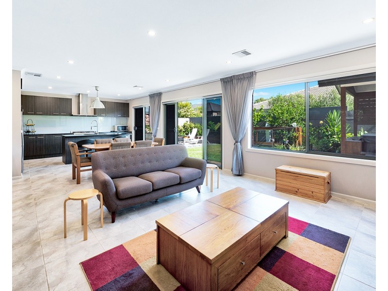 14 Burford Way, Cranbourne North VIC 3977