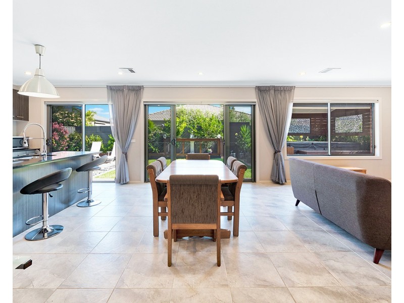 14 Burford Way, Cranbourne North VIC 3977