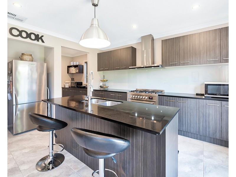 14 Burford Way, Cranbourne North VIC 3977