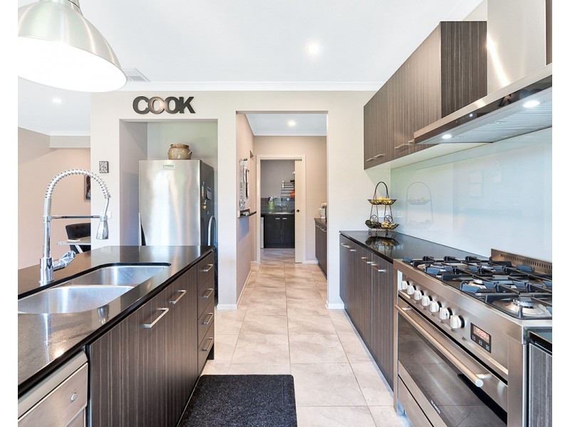 14 Burford Way, Cranbourne North VIC 3977