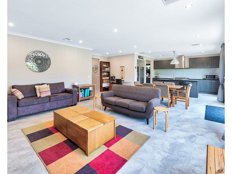 14 Burford Way, Cranbourne North VIC 3977