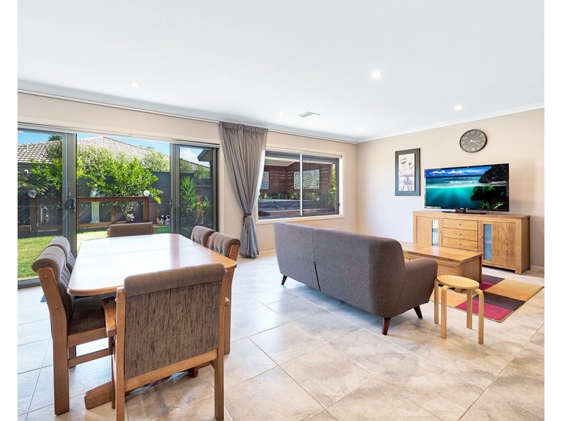 14 Burford Way, Cranbourne North VIC 3977