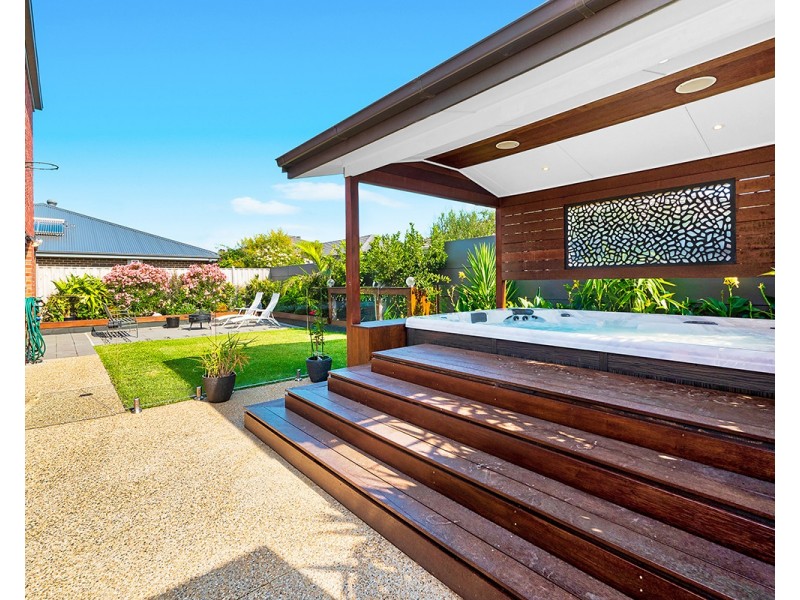 14 Burford Way, Cranbourne North VIC 3977