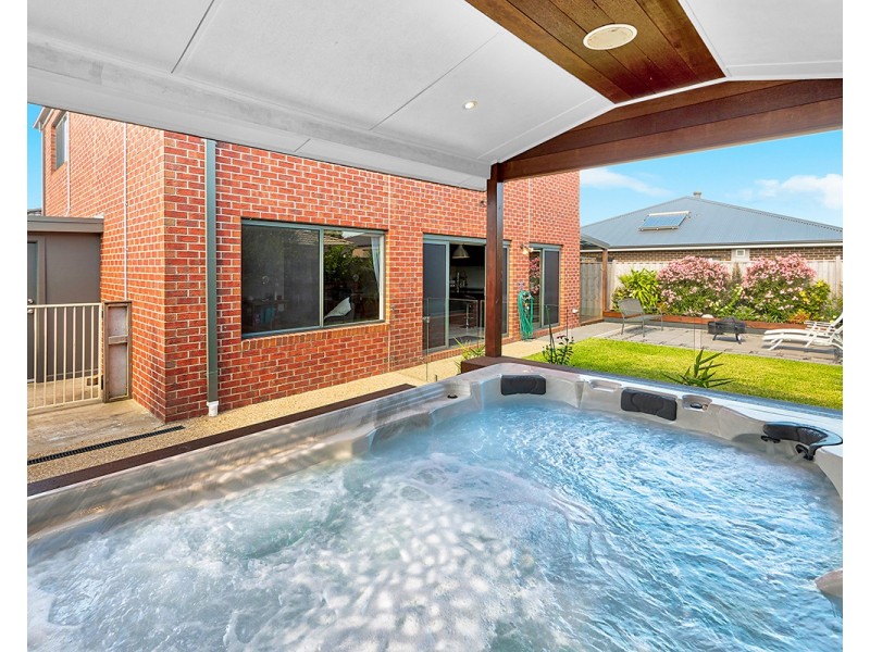 14 Burford Way, Cranbourne North VIC 3977