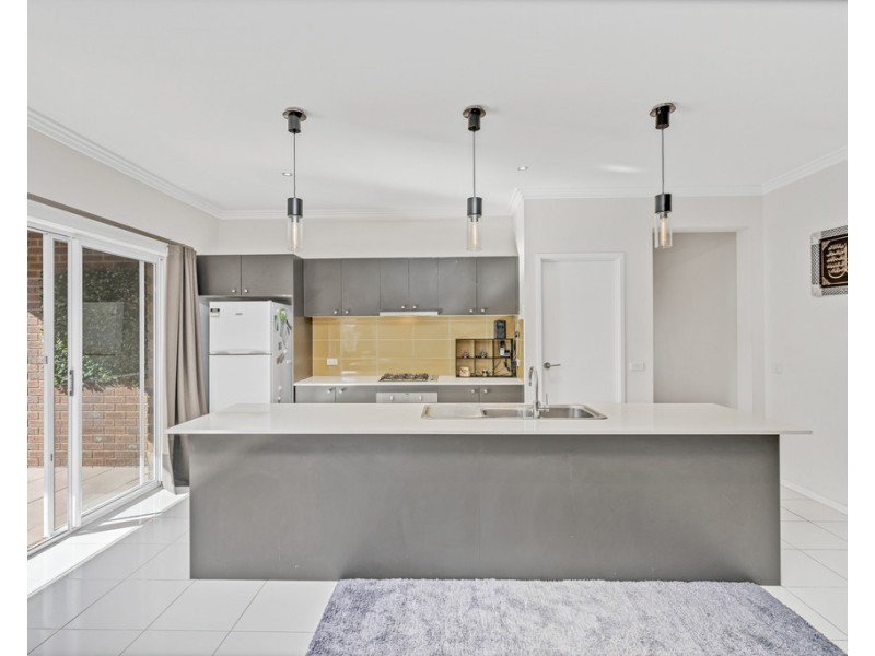 16 Nature Circuit, Cranbourne North VIC 3977