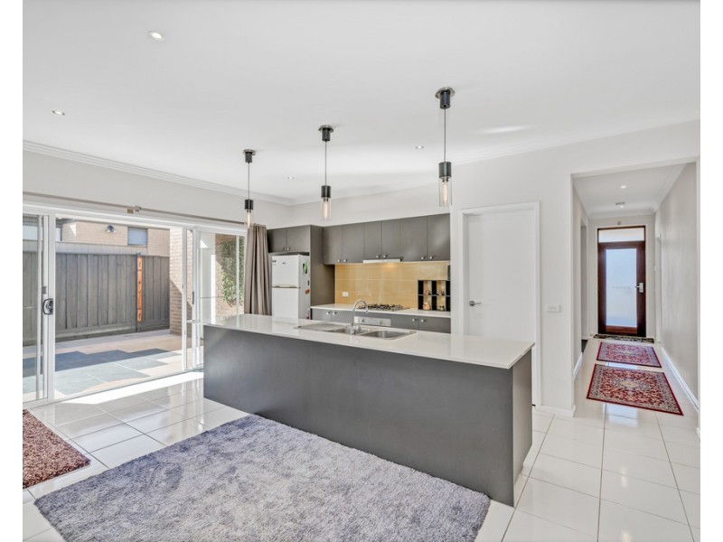 16 Nature Circuit, Cranbourne North VIC 3977