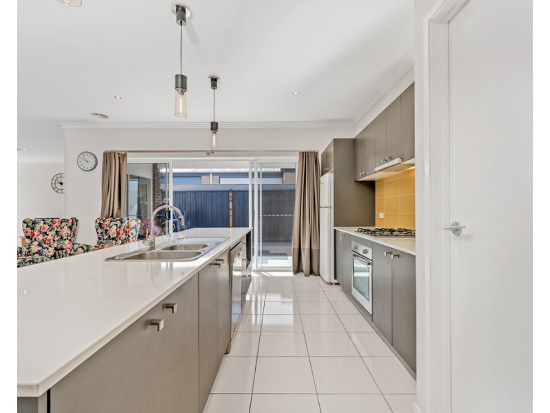 16 Nature Circuit, Cranbourne North VIC 3977