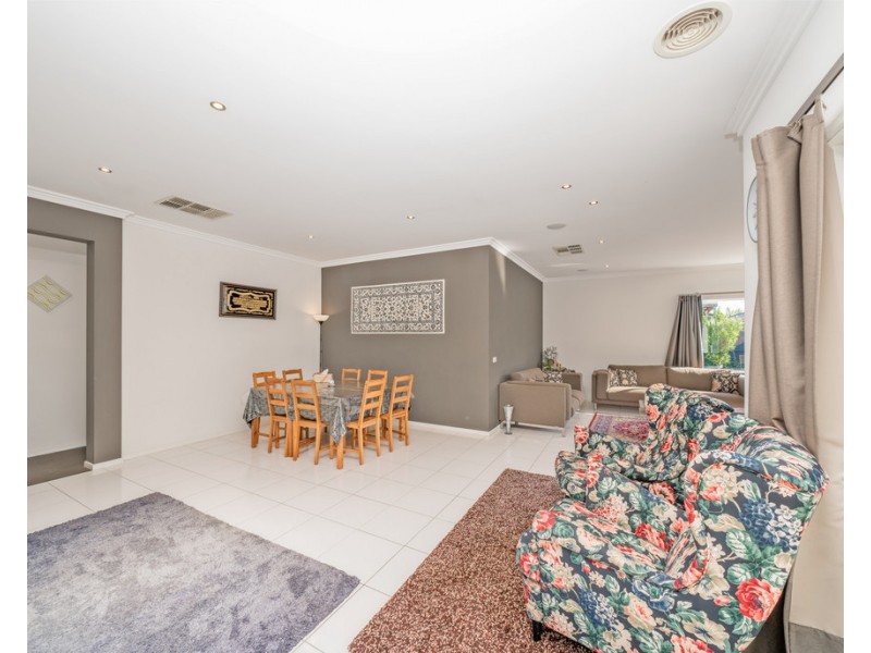 16 Nature Circuit, Cranbourne North VIC 3977