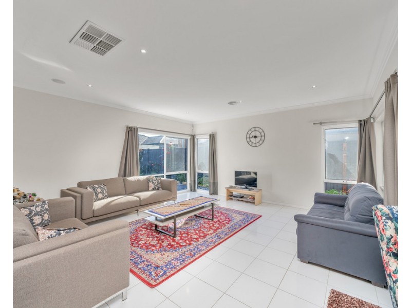 16 Nature Circuit, Cranbourne North VIC 3977