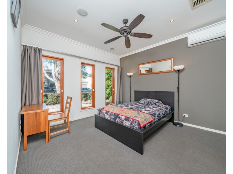 16 Nature Circuit, Cranbourne North VIC 3977