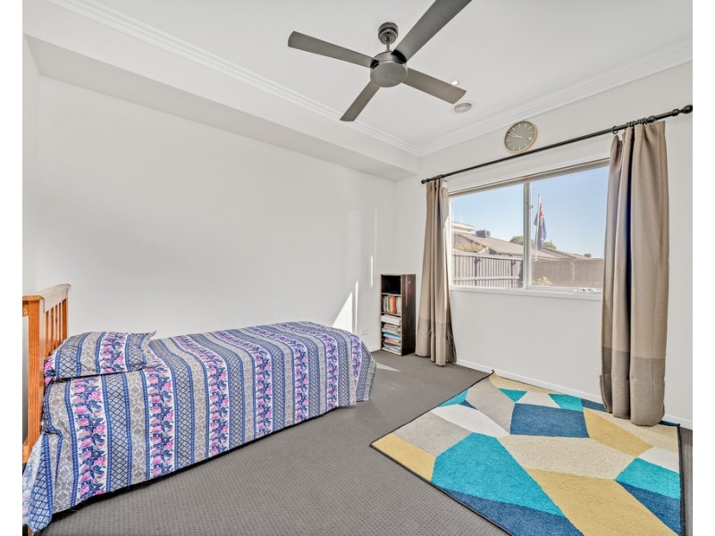 16 Nature Circuit, Cranbourne North VIC 3977