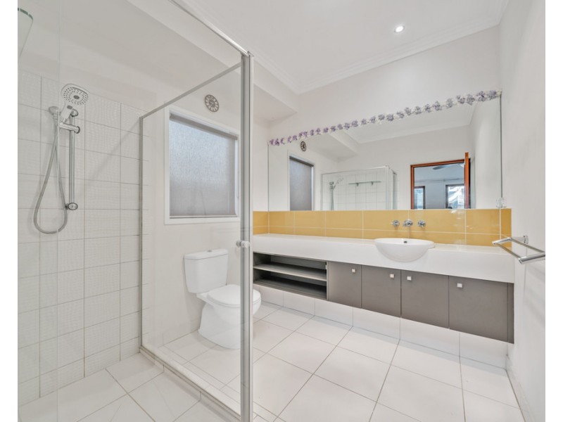 16 Nature Circuit, Cranbourne North VIC 3977