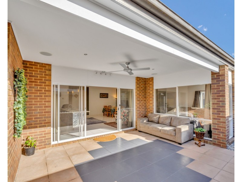 16 Nature Circuit, Cranbourne North VIC 3977