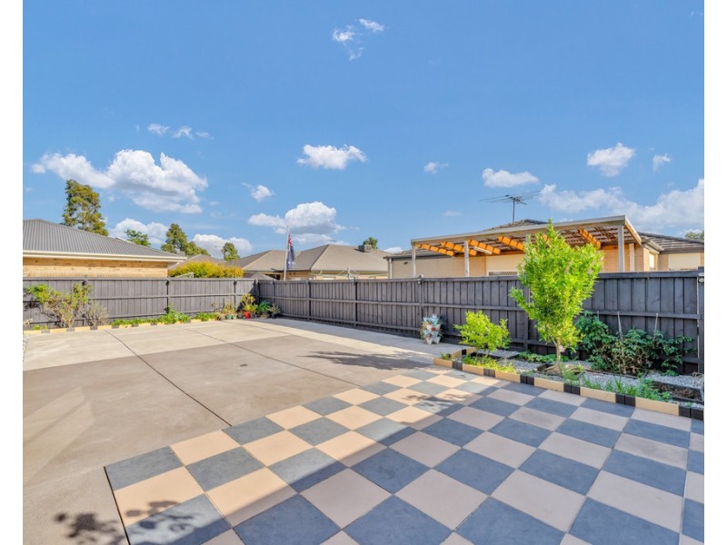 16 Nature Circuit, Cranbourne North VIC 3977