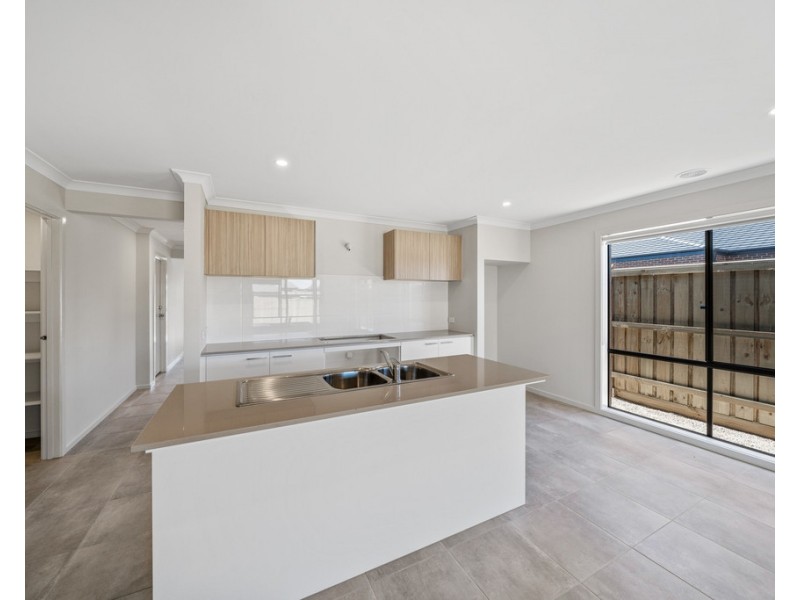 6 Fullback Road, Clyde VIC 3978