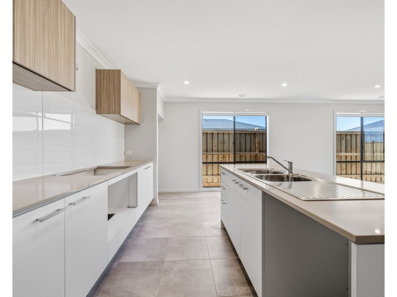 6 Fullback Road, Clyde VIC 3978