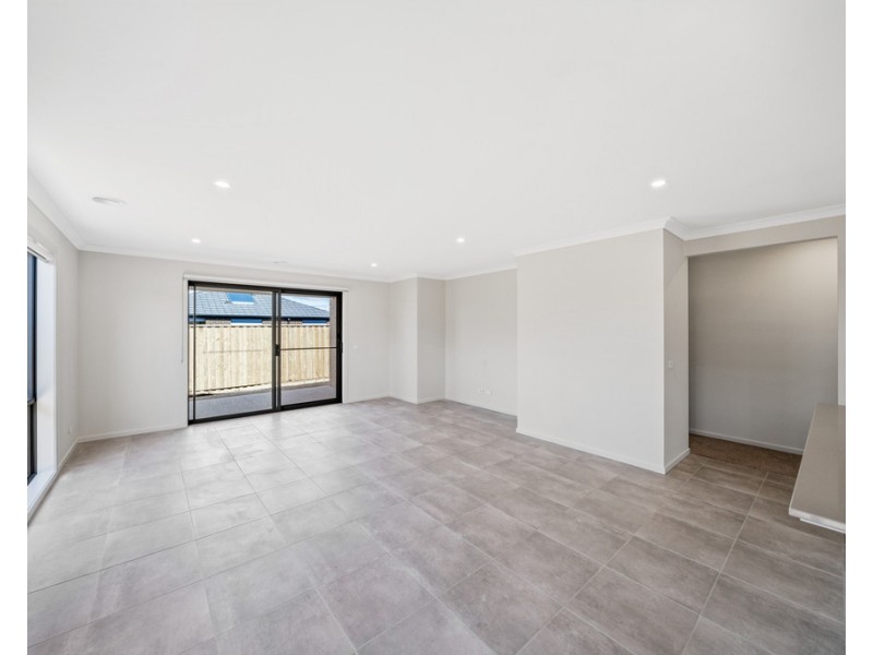 6 Fullback Road, Clyde VIC 3978