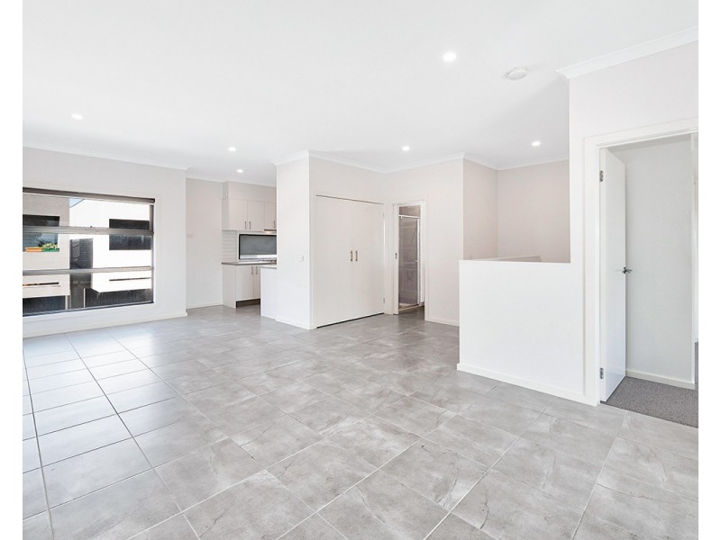 31 Nugget Way, Cranbourne East VIC 3977