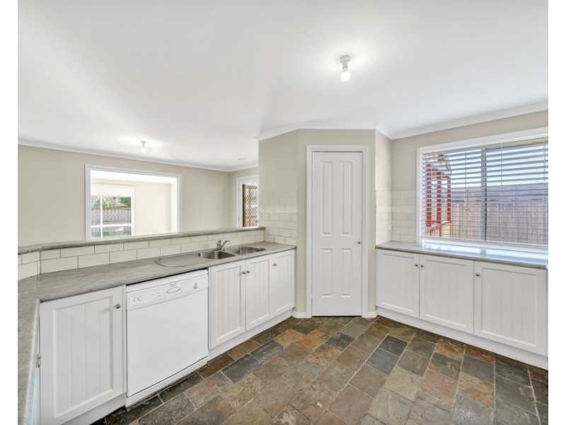 7 Clapton court, Cranbourne East VIC 3977