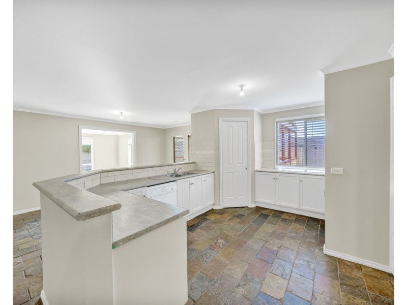 7 Clapton court, Cranbourne East VIC 3977