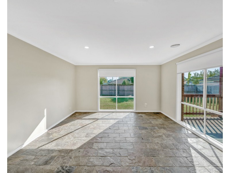 7 Clapton court, Cranbourne East VIC 3977