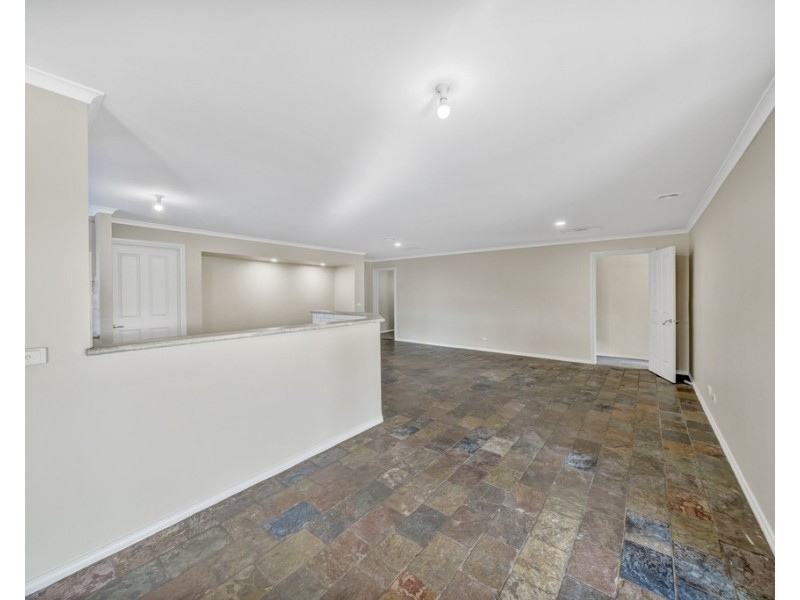 7 Clapton court, Cranbourne East VIC 3977